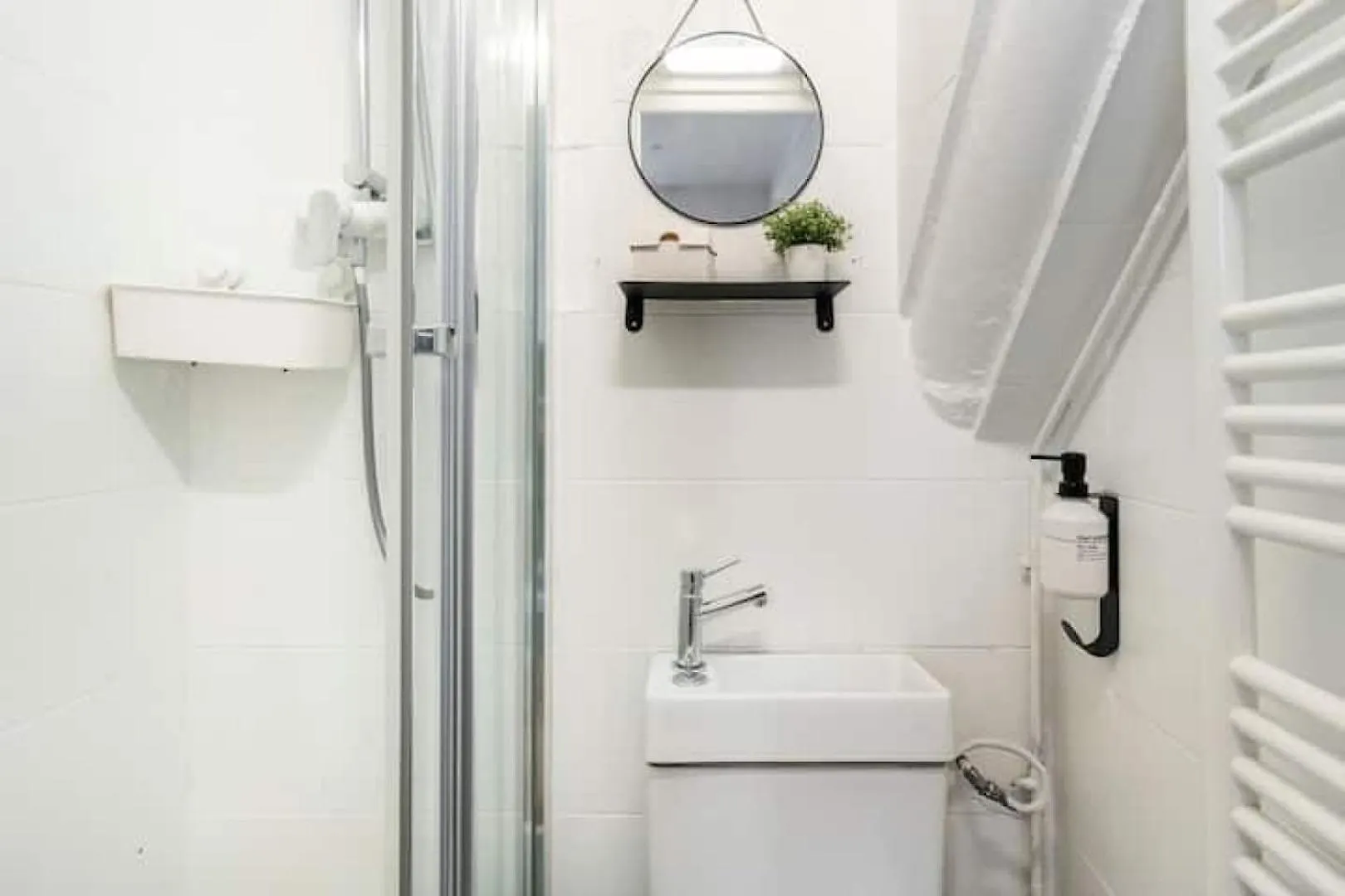 Cocoon In The Heart Of Batignolles | By Airnest
